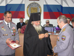 Фото, архиепископ Вениамин вручил награды Русской Православной Церкви офицерам УВД Приморского края