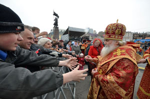 Фото. Владивосток. Владыка Вениамин раздает на центральной площади освященные пасхальные яйца