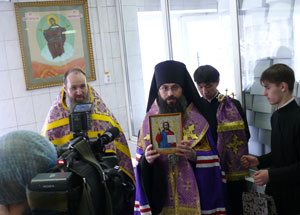 Фото. Владивосток. Владыка Иннокентий передает в дар хлебопекам икону Господа Вседержителя