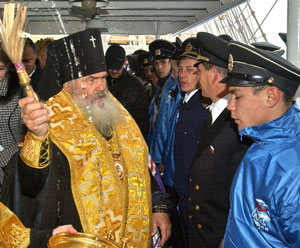 Фото, архиепископ Вениамин благословил парусник «Паллада» в кругосветное путешествие