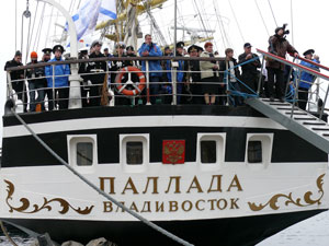 Фото, архиепископ Вениамин благословил парусник «Паллада» в кругосветное путешествие