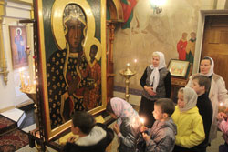 Фото, Владивосток. Храм святого Иоанна Кронштадтского (Покровский кафедральный собор). Старший катехизатор Покровского храма г. Уссурийска Елена Медовикова, вместе с другими паломниками, – перед списком Ченстоховской иконы Божией Матери