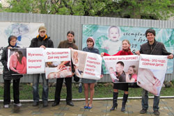 Фото, Владивосток. 27 мая 2012 года. Молодые активисты развернули у Покровского кафедрального собора выставку плакатов, чтобы выразить протест против неограниченного распространения абортов в России