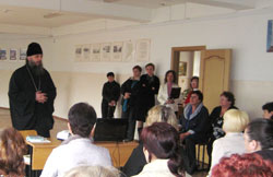 Фото, Владивосток. Встреча с участием духовенства, православных добровольцев, педагогов, учеников и их родителей в школе № 59 в мае 2012 года