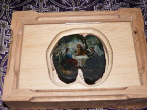 Фото, икона Святой Троицы, написанная на срезе сучка Мамврийского дуба