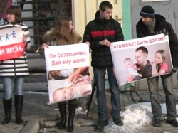 Фото, Владивосток. 20 участников Православного молодежного движения устроили 7 марта 2012 года в центре города пикет против абортов с демонстрацией плакатов, посвященных радости материнства - в рамках акции «В защиту жизни!»