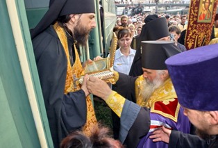Фото, Торжественные проводы мощей святителя Николая Чудотворца на перроне железнодорожного вокзала г. Владивостока 