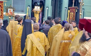 Фото, Торжественные проводы мощей святителя Николая Чудотворца на перроне железнодорожного вокзала г. Владивостока 