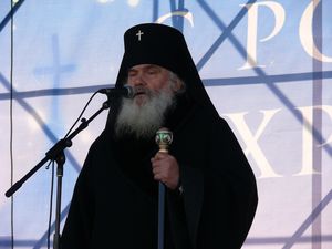 фото. Владивосток. Архиепископ Вениамин поздравляет горожан с Рождеством Христовым