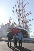 Фото. Владивосток. Февраль 2013 года. Прихожане Покровского кафедрального собора посещают парусник «Седов»