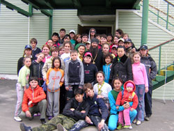 Фото, отец Иннокентий с группой детей в лагере