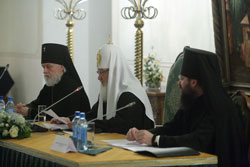 Фото. Москва. Президиум совещания ректоров духовных учебных заведений во главе со Святейшим Патриархом Кириллом