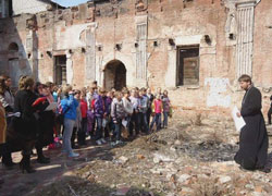 Фото, Спасск-Дальний. Настоятель храма Преображения Господня иерей Владимир Коротких проводит экскурсию по руинам здания бывшего гарнизонного храма, который  просуществовал до конца 1920-х годов XX века