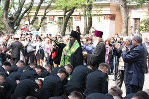 Фото. Владивосток. Викарий епархии благословил выпускников ТОВМИ