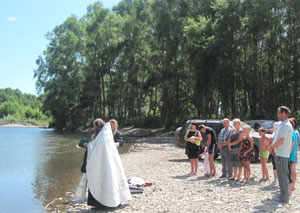 Фото. Арсеньевская епархия. Миссионерская экспедиция по таежным поселениям на Север Приморья. Таинство Крещения совершают: благочинный Кавалеровского округа протоиерей Александр Сулема и иерей Олег Пушенко, настоятель храма св. равноап. князя Владимира пос. Терней