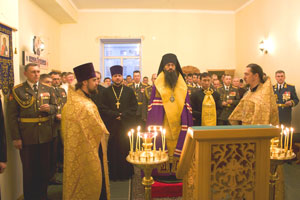 Фото. Уссурийск. Епископ Уссурийский Иннокентий, викарий Владивостокской епархии, совершает молебен в домовом храме штаба 5-й армии, освященном в честь Порт-Артурской иконы Божией Матери