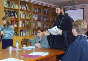 Фото. Уссурийск. Настоятели храмов совместно с православными добровольцами приходов Западного благочиния обсуждают, какие подарки подготовить к Рождеству для своих подопечных, воспитанников Детского реабилитационного центра с. Красный Яр