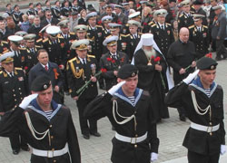 Фото, Владивосток. 8 мая 2012 г., в канун празднования 67-й годовщины Великой Победы, митрополит Владивостокский и Приморский Вениамин вместе с ветеранами, представителями исполнительной и законодательной власти, командованием ТОФ, почтил память погибших в Великой Отечественной войне
