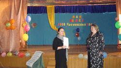 Фото. Булыга-Фадеево, директор СРЦ Светлана Крень вручает сестре Успенского храма Татьяне благодарственное письмо