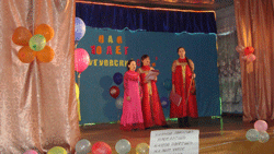 Фото. Булыга-Фадеево, «Спаситель мира воскрес» в исполнении Ларисы Бурнаевой, Василины и Милы Прокопенко