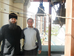 Фото. Владивосток, Давид Миллер, велопутешественник из Чехии, и протоиерей Александр Талько