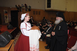 Фото. Владивосток, "хлеб да соль" участникам чтений