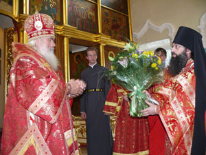 Фото. Владивосток, игумен Иннокентий, избранный викарием Владивостокской епархии, поздравляет с днем ангела владыку Вениамина