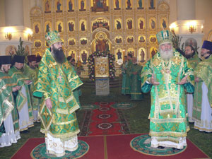 Фото. Владивосток. В День Святого Духа архиепископ Вениамин совершил Литургию в Покровском соборе