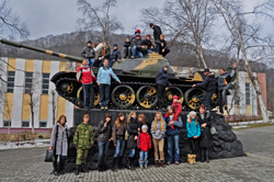 Фото. Владивосток, историко-краеведческий клуб «Восхождение» провел экскурсию для школьников в бригаду морской пехоты. В части