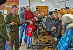 Фото. Владивосток, историко-краеведческий клуб «Восхождение» провел экскурсию для школьников в бригаду морской пехоты