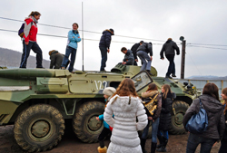 Фото. Владивосток, историко-краеведческий клуб «Восхождение» провел экскурсию для школьников в бригаду морской пехоты. Броневик