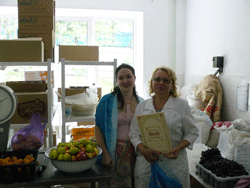 Фото. Владивосток, молодежь Успенского храма подарила фрукты в праздник Преображения Господня психоневрологическому детскому дому № 1