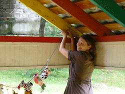 Фото. Владивосток, молодежь Успенского храма за покраской беседки на территории психоневрологического детского дома