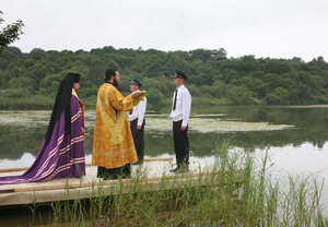 Епископ Уссурийский Сергий совершает богослужение на берегу озера Хасан