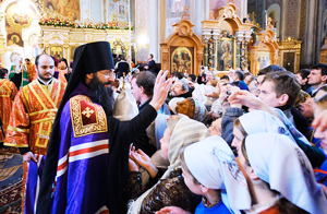 Фото. Краснодар. Епископ Иннокентий благословляет паству