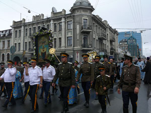 Фото. Владивосток. Албазинская икона Божией Матери торжественно пронесена по главным улицам города