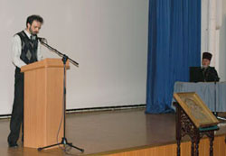 Фото. Владивосток, Денис Шульга, доклад о проблемах религиозного образования