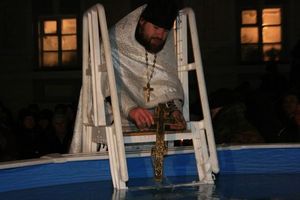 Фото. Владивосток. Освящение воды в бассейне-купели около Свято-Никольского кафедрального собора
