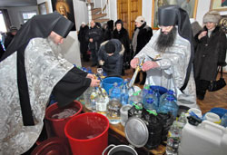 Сотни жителей краевого центра приняли участие в крещенском купании