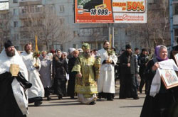 Фото, Арсеньев. Епископ Гурий возглавляет Крестный ход в Вербное воскресенье