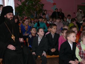 Фото. Красный Яр. Епископ Иннокентий посетил детский реабилитационный центр