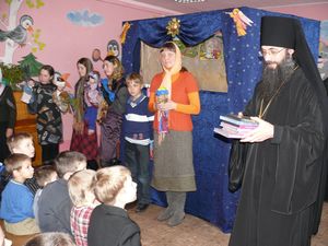 Фото. Красный Яр. Епископ Иннокентий вручает подарки детям из  реабилитационного центра