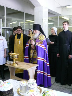 Фото. Владивосток. Архиепископ Вениамин совершил освящение пасхальных куличей