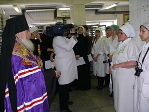 Фото. Владивосток. Архиепископ Вениамин совершил освящение пасхальных куличей