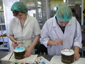 Фото. Владивосток. Архиепископ Вениамин совершил освящение пасхальных куличей