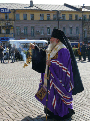 Фото. Владивосток, архиепископ Вениамин совершил молитвенное поминовение погибших милиционеров Приморья