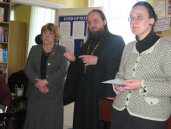 Фото. Михайловка-Владивосток. На территориальной научно-практической конференции. Протоиерей Ростислав Мороз (руководитель отдела образования Владивостокской епархии), слева - С. Суслова (лаборатория основы Православной культуры ПИППКРО)