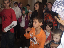 Фото. Владивосток, дети из школы-интерната на ознакомительной экскурсии в Покровском кафедральном соборе