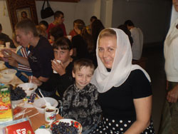 Фото. Владивосток, дети из школы-интерната на ознакомительной экскурсии в Покровском кафедральном соборе