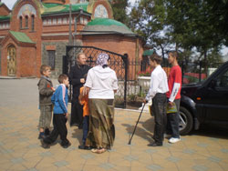 Фото. Владивосток, дети из школы-интерната на ознакомительной экскурсии в Покровском кафедральном соборе